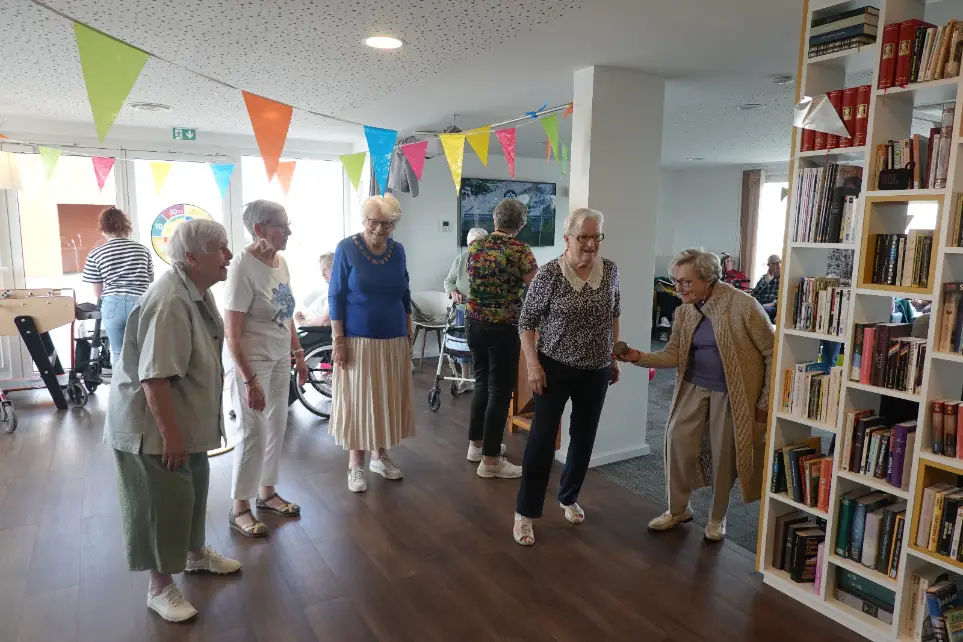 Lecture et partages à la bibliothèque pour les locataires de la résidence services seniors Novage à Amiens
